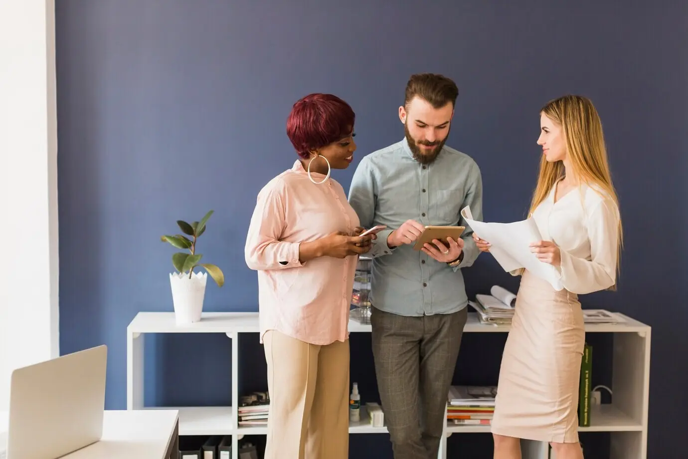 Kollegen, die Daten miteinander teilen